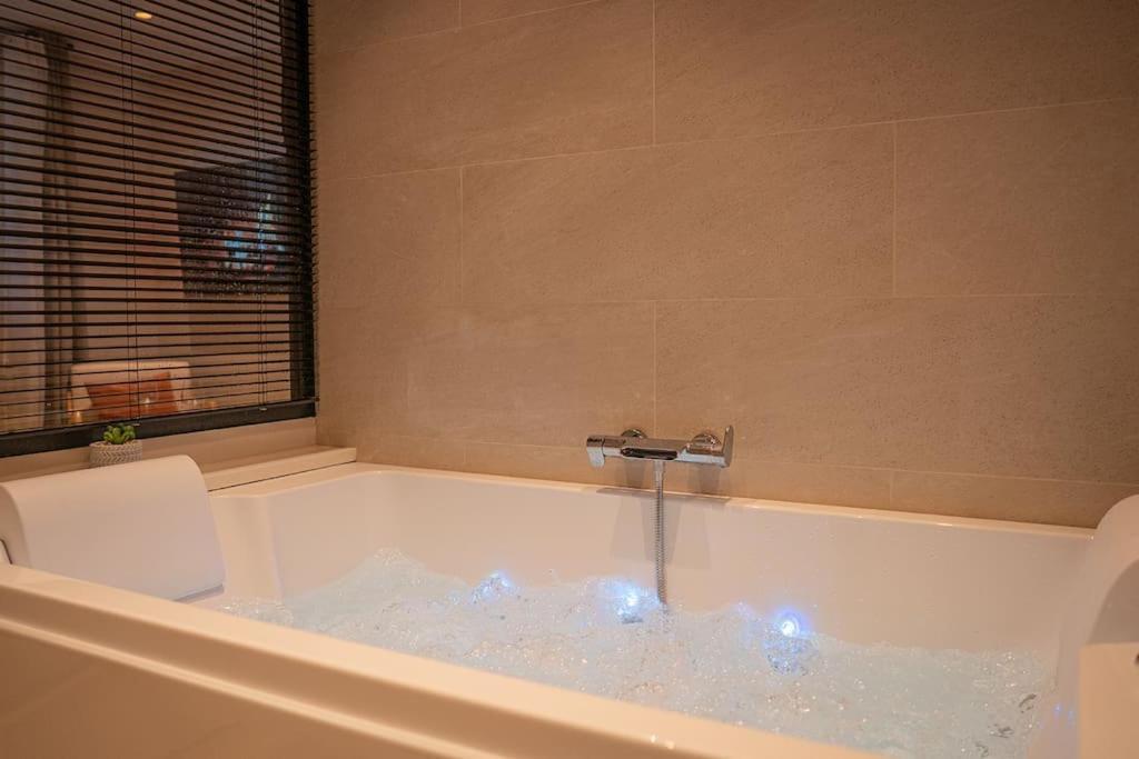 Suite De Luxe Jacuzzi Balneo,King Size Bed Collobrières Eksteriør bilde