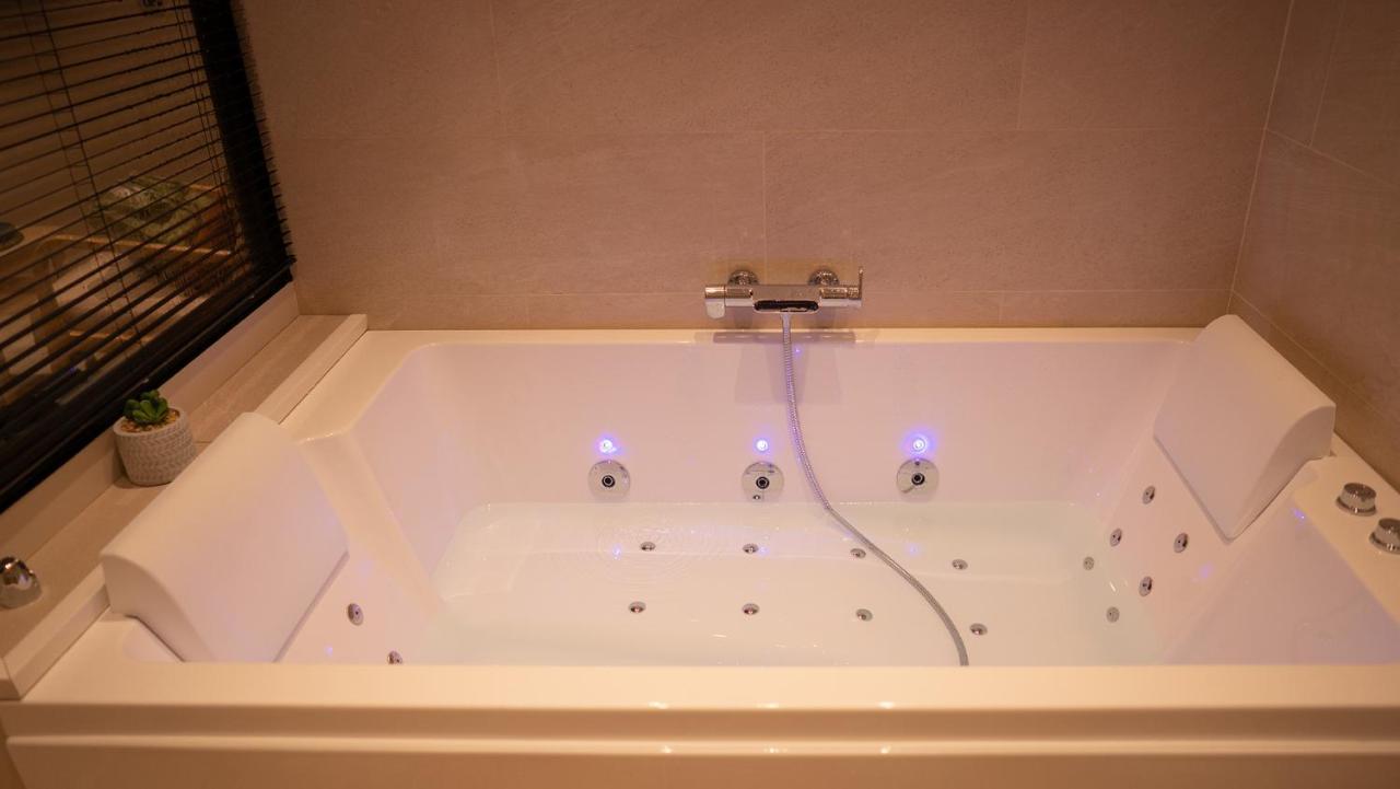 Suite De Luxe Jacuzzi Balneo,King Size Bed Collobrières Eksteriør bilde
